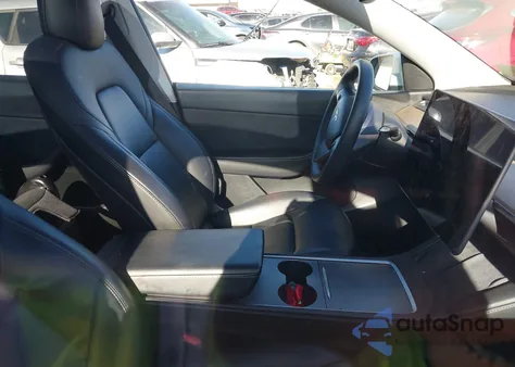 2022 Tesla Model Y Long Range Dual Motor All-Wheel Drive z USA, uszkodzony, nr VIN 7SAYGDEE5NF386632